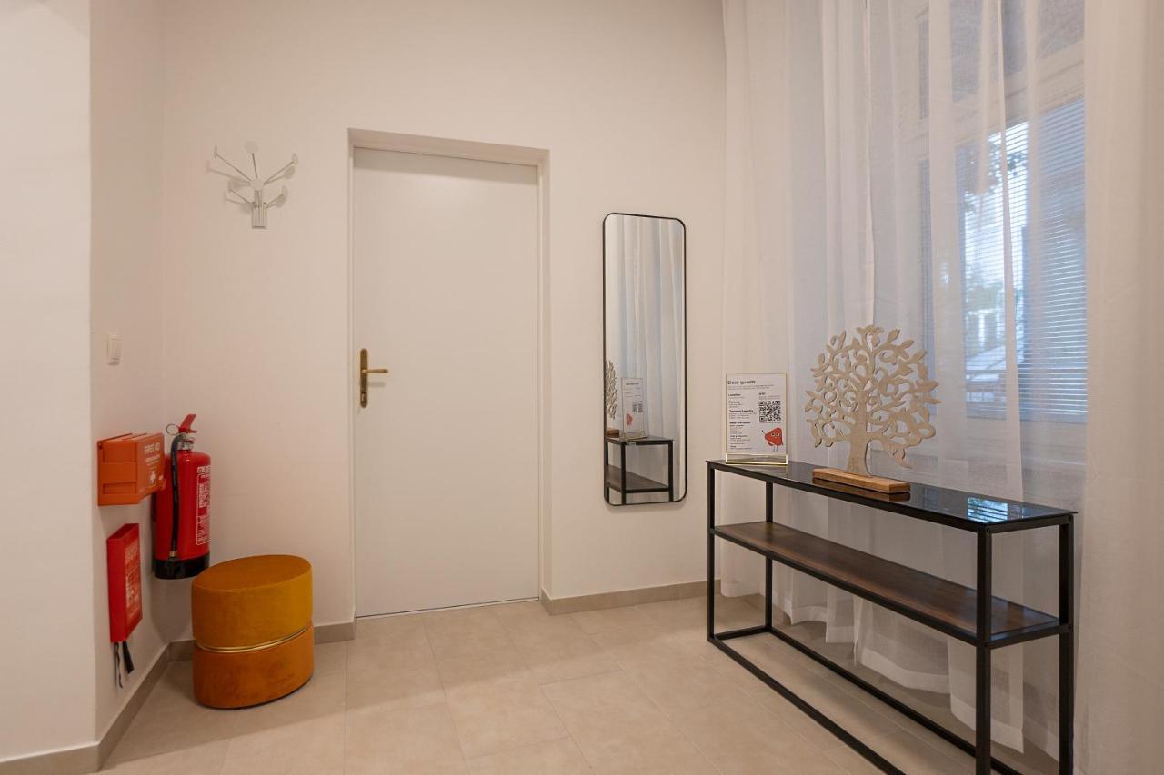 Stylish Central 1-Bedroom Apartment With A Terrace Viena Exterior foto